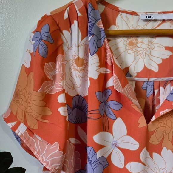 EUC DR2 FLORAL SPLIT V NECK FLORAL TOP SIZE MEDIUM SIZE TAG REMOVED - Picture 6 of 16